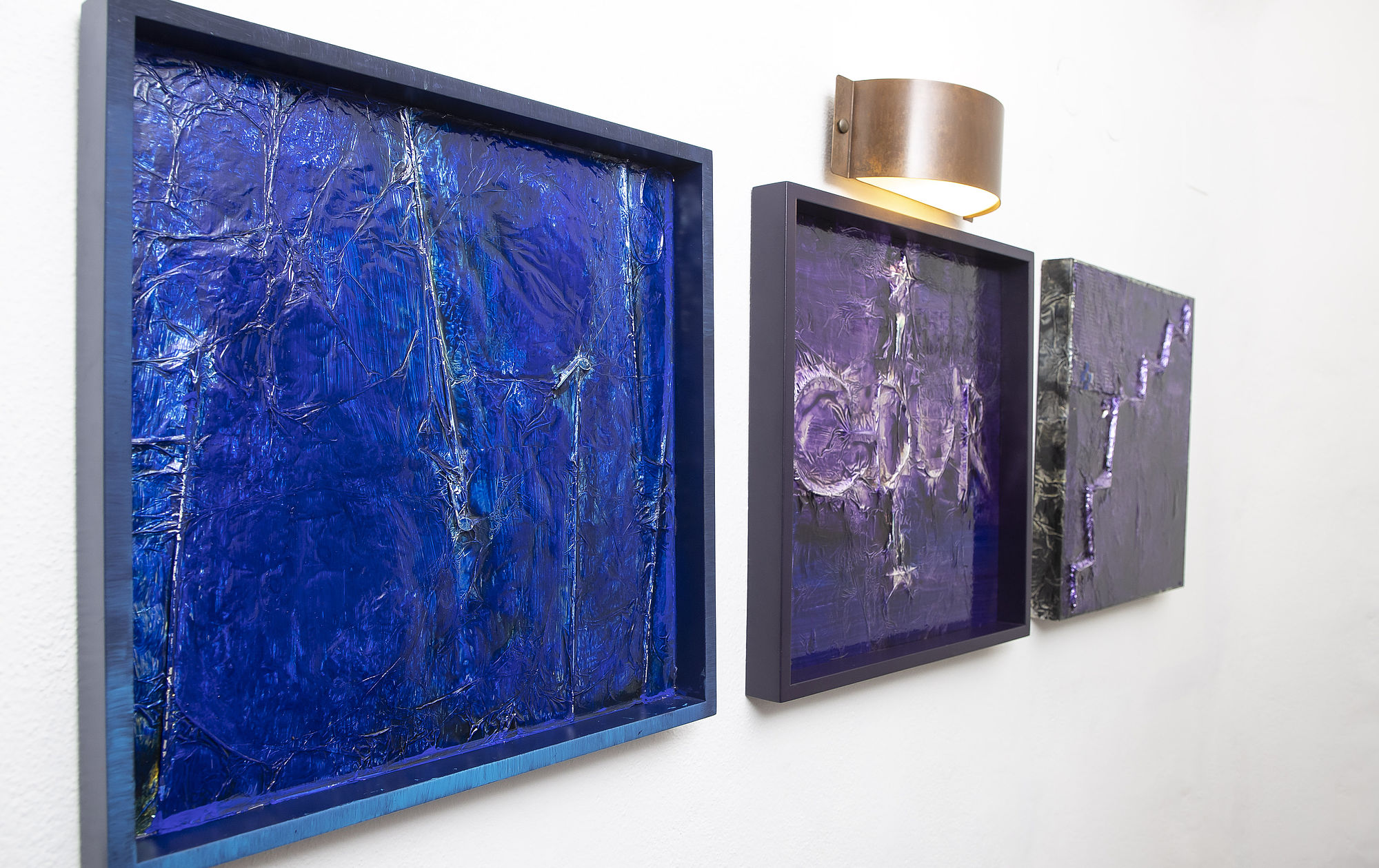 3 abstrakte blau-violette Collagen aus Aluminium, Metalldrähten und Acrylfarben des Künstlers Rinaldo Invernizzi