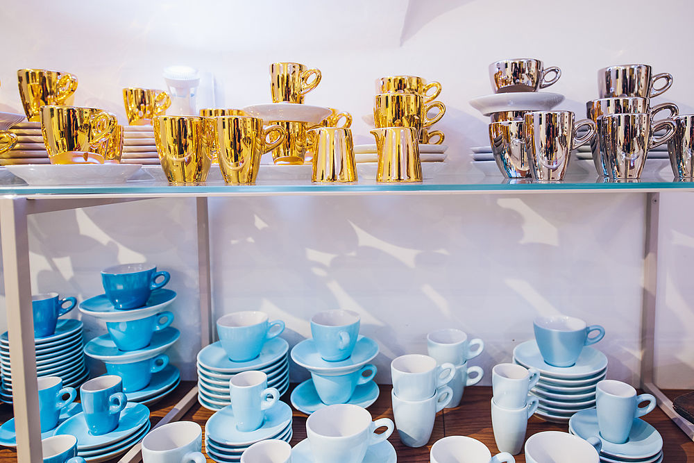 Blaues, goldenes und silbernes Porzellangeschirr steht aufgestellt im Hotel un dist zum Verkauf im Hotel Shop erhältlich