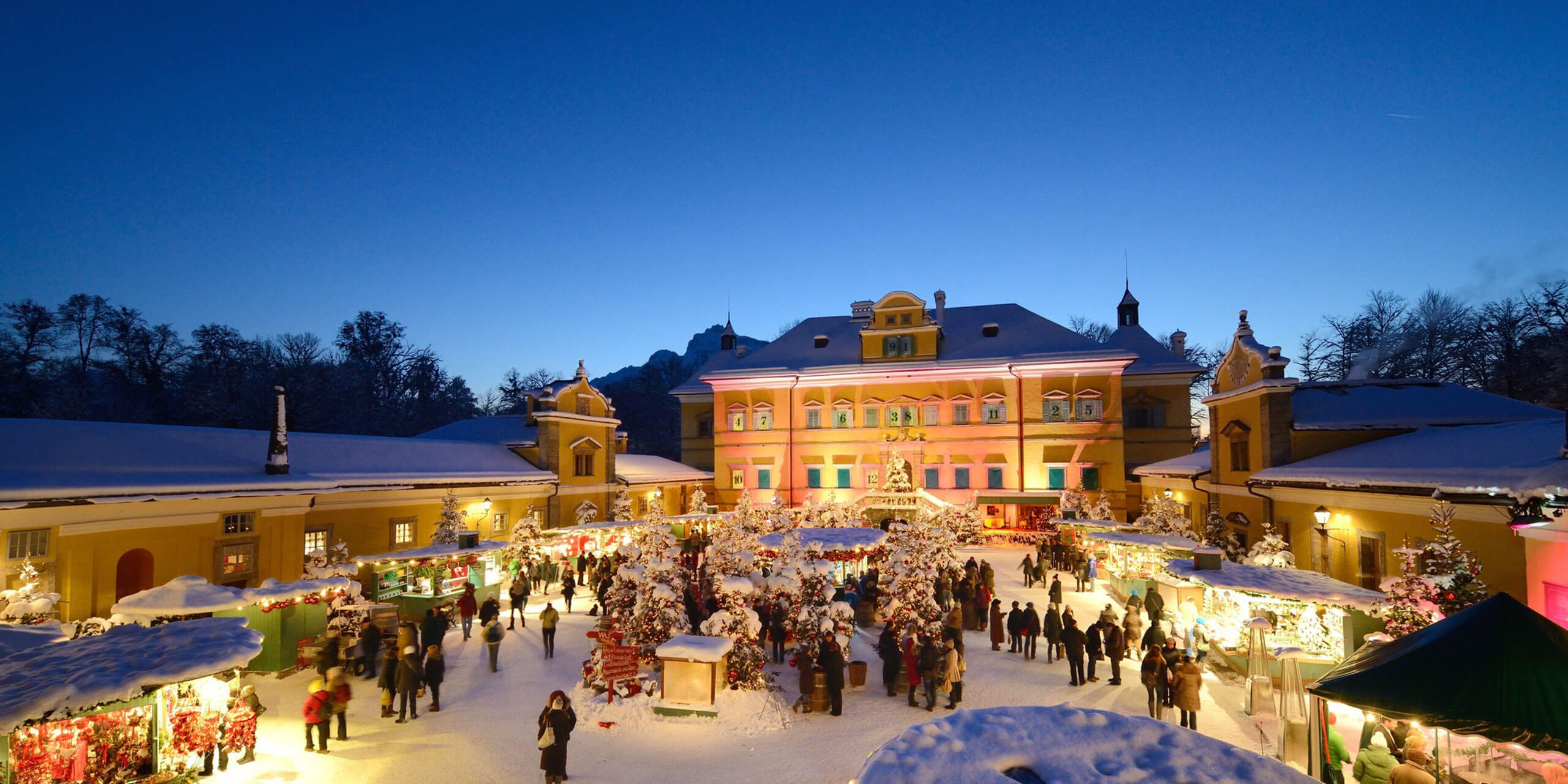 Adventzauber im Schloss Hellbrunn – stimmungsvolle Weihnachtswelt in Salzburg.