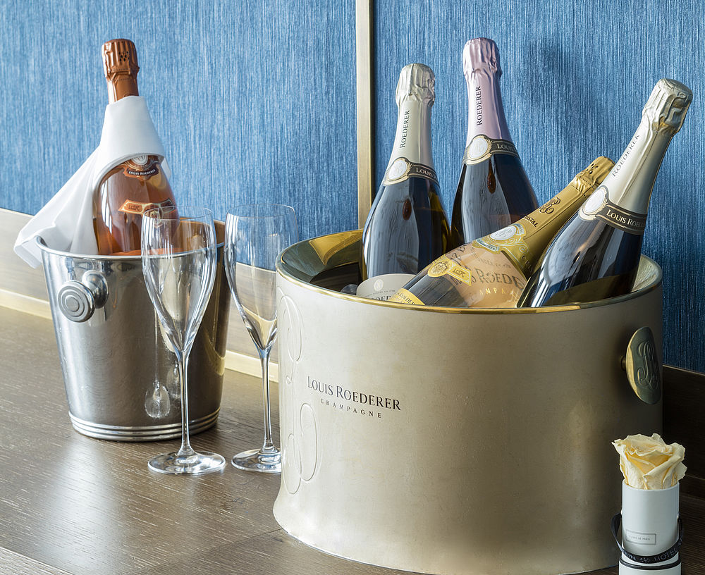 Fünf Champagnerflaschen werden gekühlt im Hotel Stein in Salzburg.