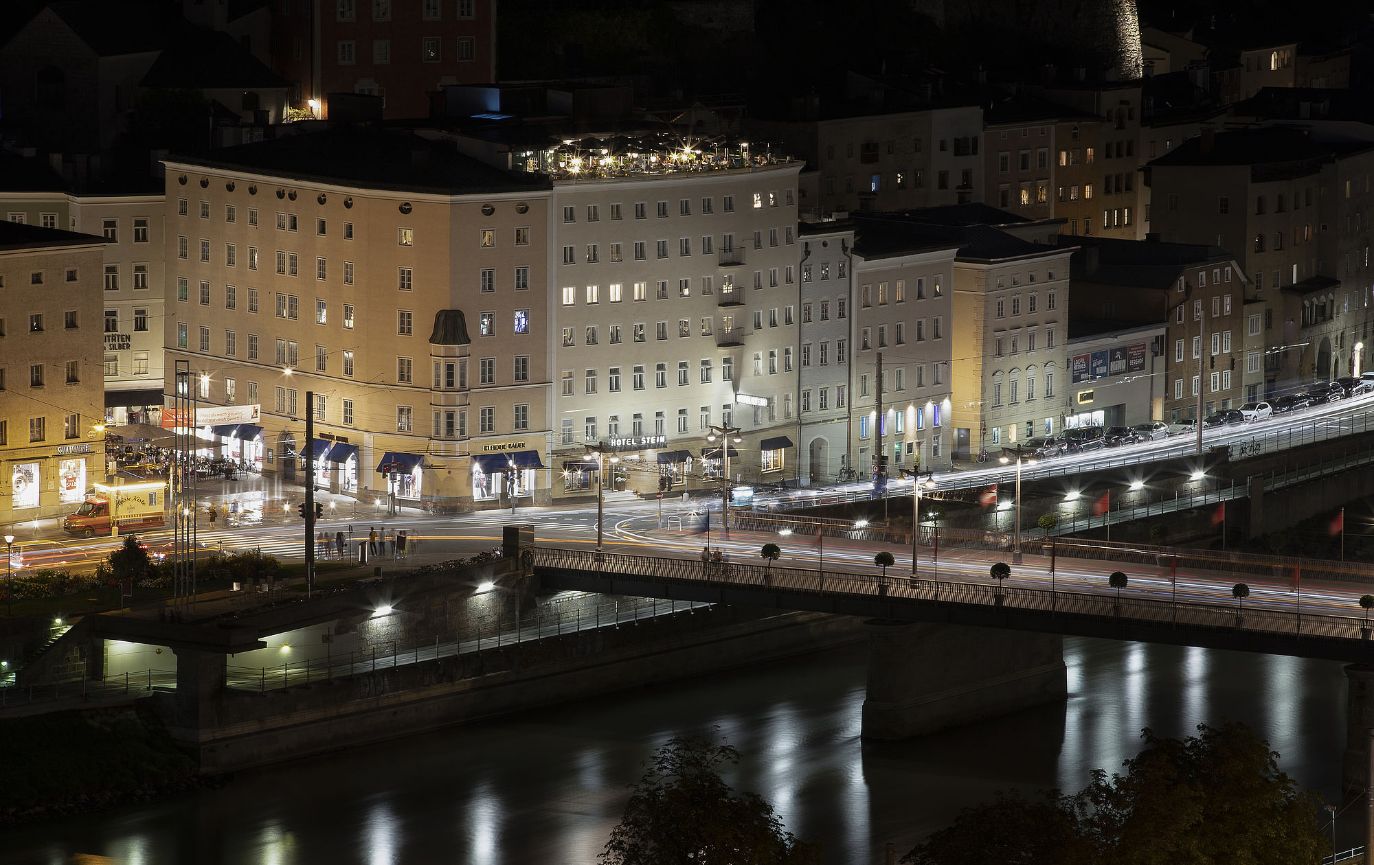 Außenansicht des Luxushotel in Salzburg, Hotel Stein bei Nacht mit Blick auf die Altstadt