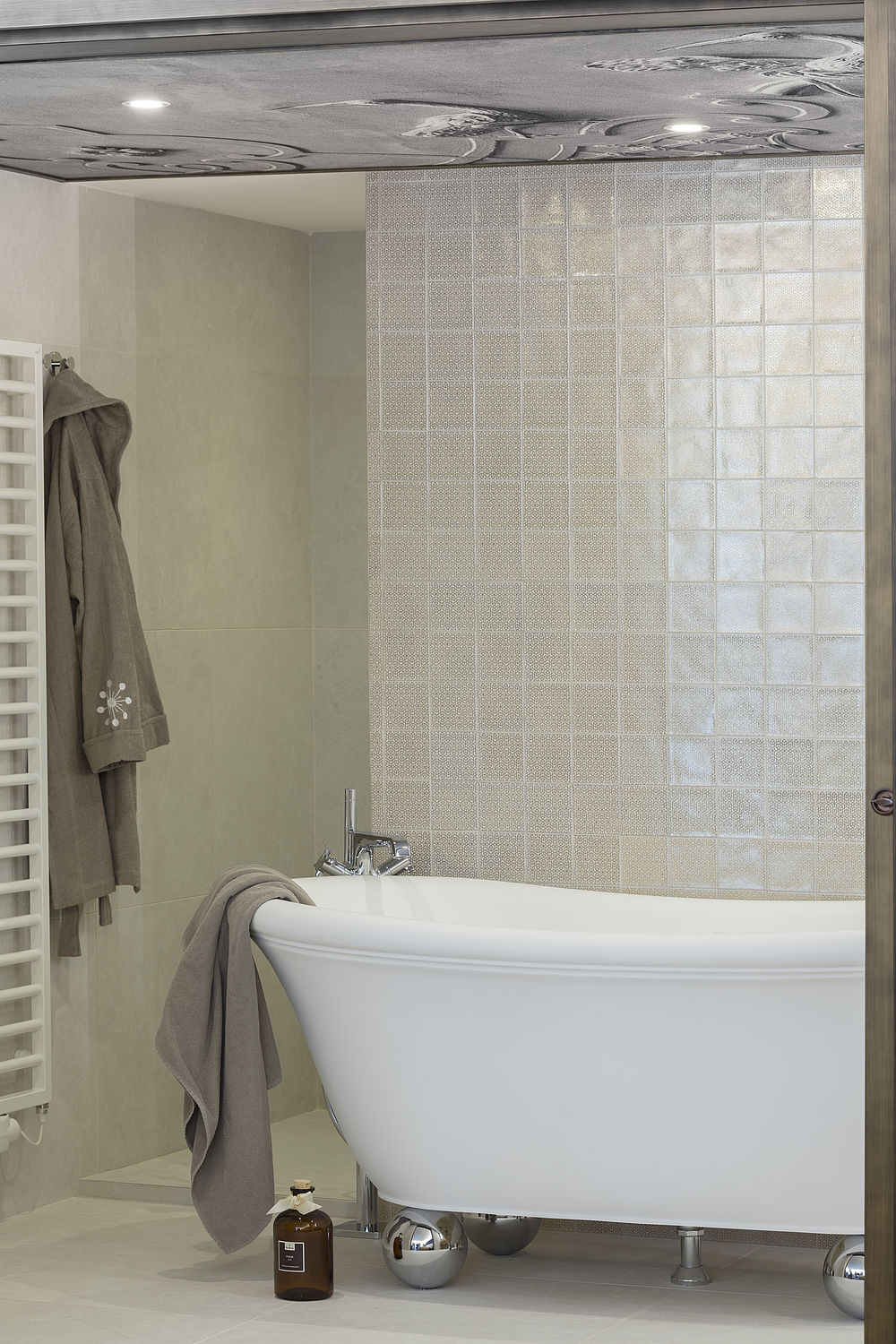 Badezimmer mit freistehender Badewanne und Handtüchern mit dem Logo des Hotel Stein