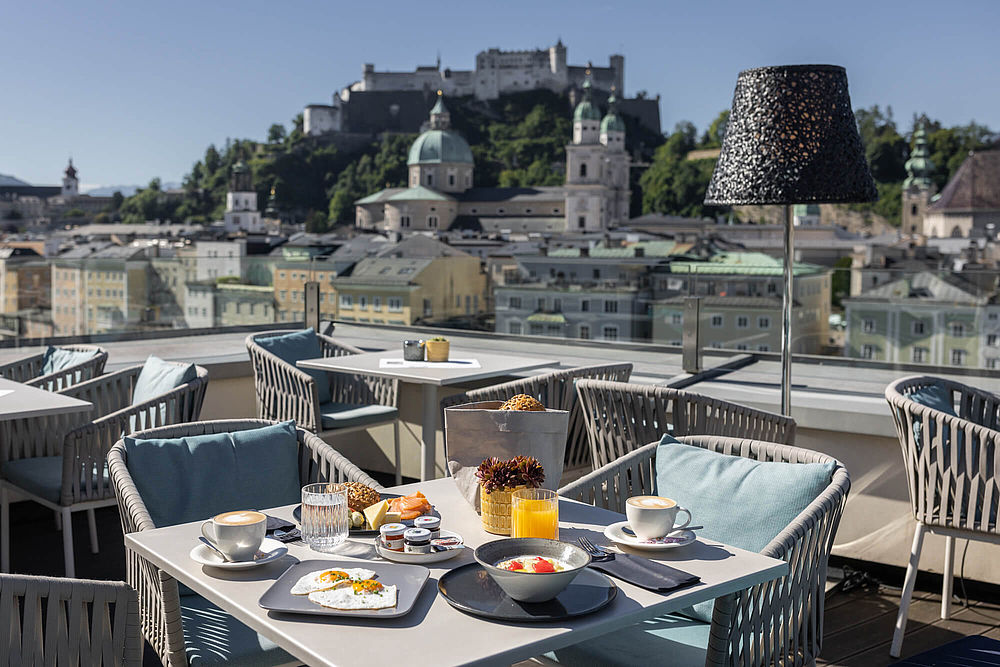 Frühstück auf der Terrasse mit Blick auf Salzburg