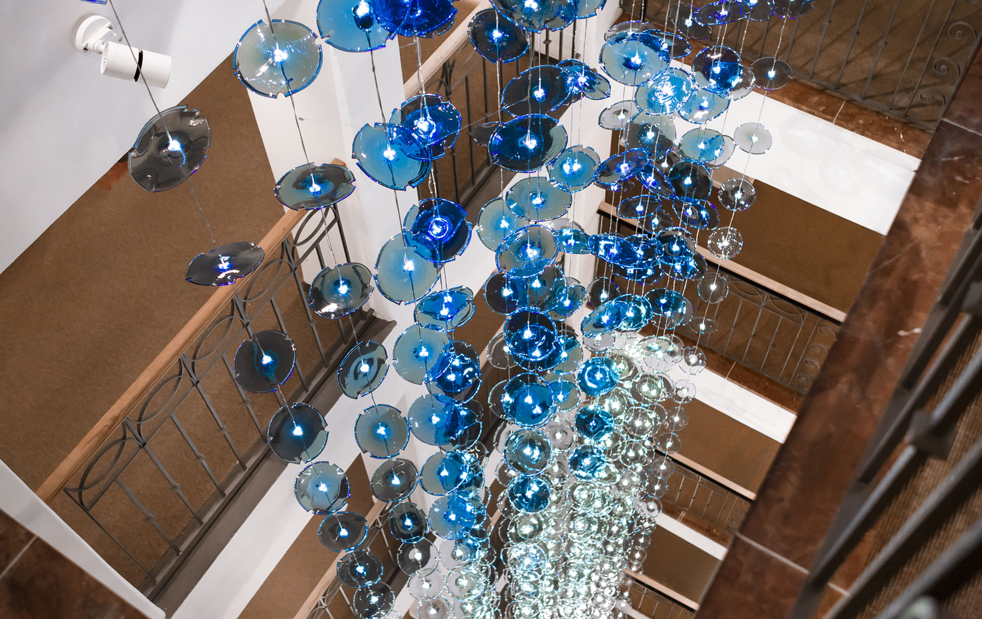 Moderne Glaskunst aus blauen Glasplatten in den Stockwerken des Hauses
