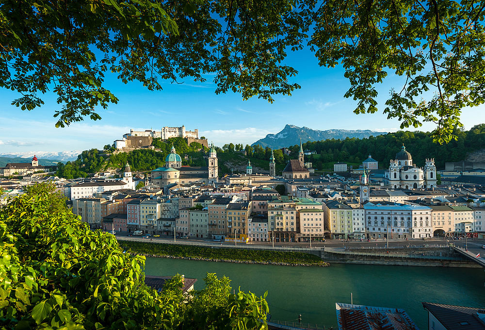 Der Ausblick vom Kapuzinerberg auf das Zentrum und die Altstadt Salzburg mit der Festung im Hintergrund und der Salzach, die beide Stadtteile trennt