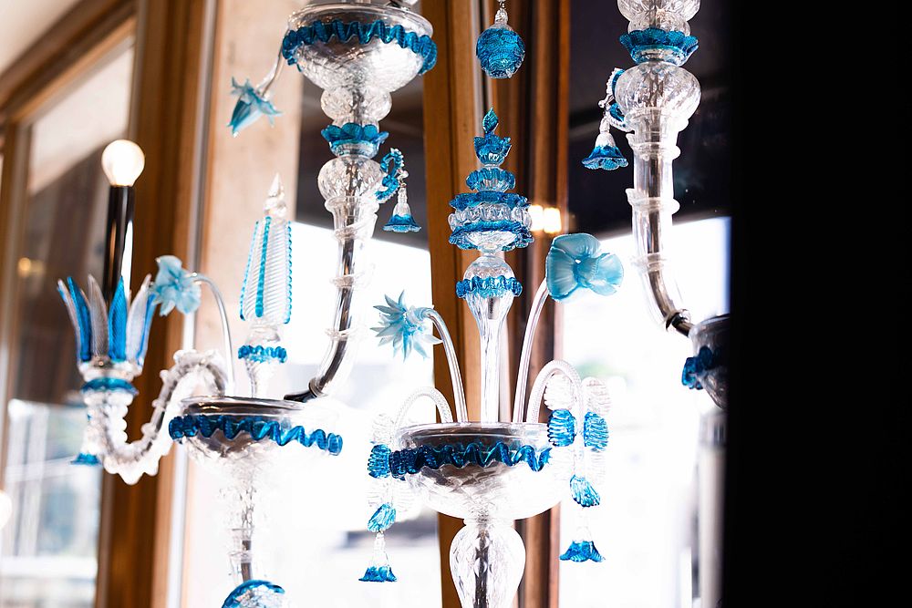 Venezianischer Kornleuchter aus weißem und blauem Glas im Designhotel Stein