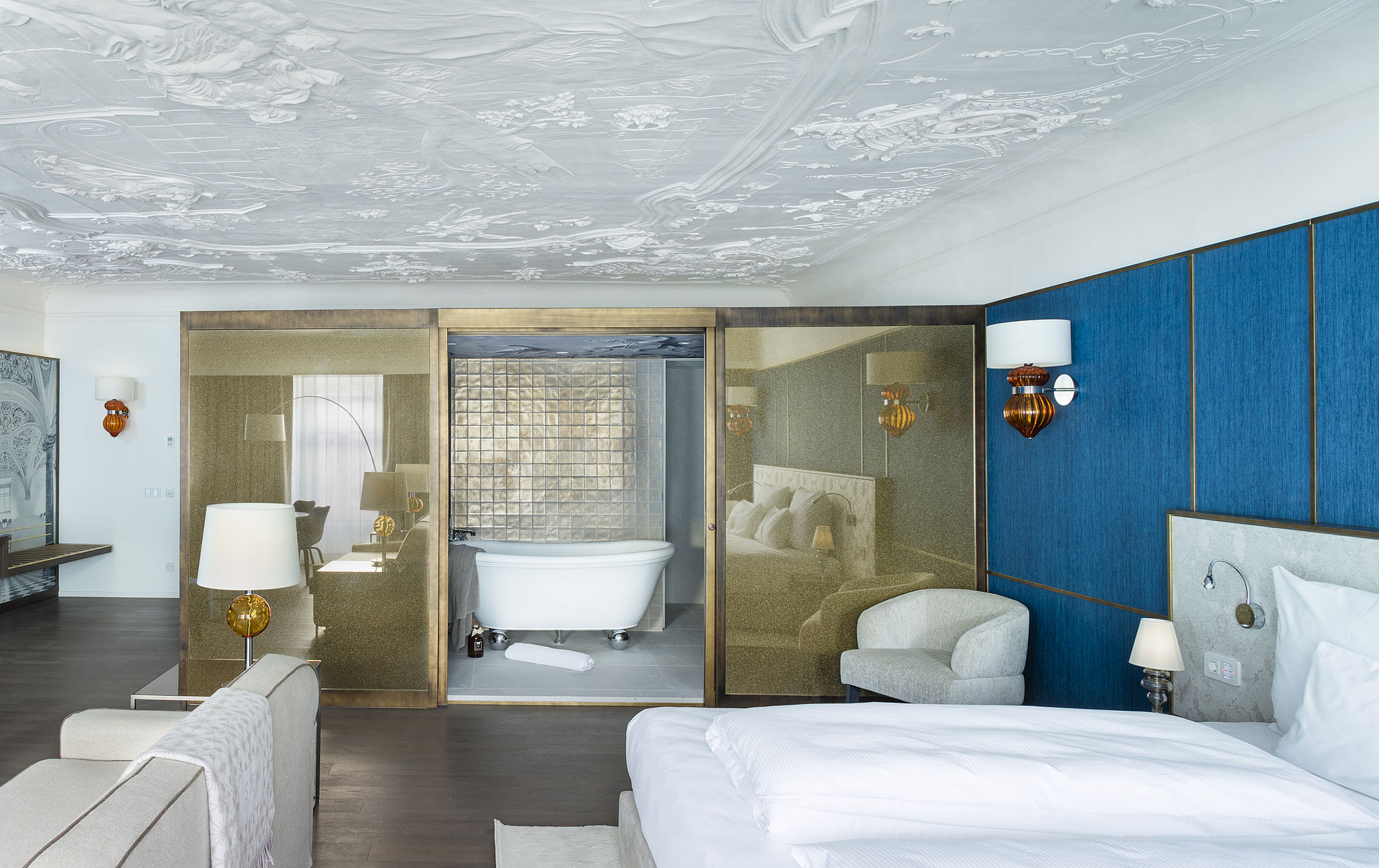 Panorama der Honeymoon Suite mit freistehender Badewanne und klassischen Stuckdecken