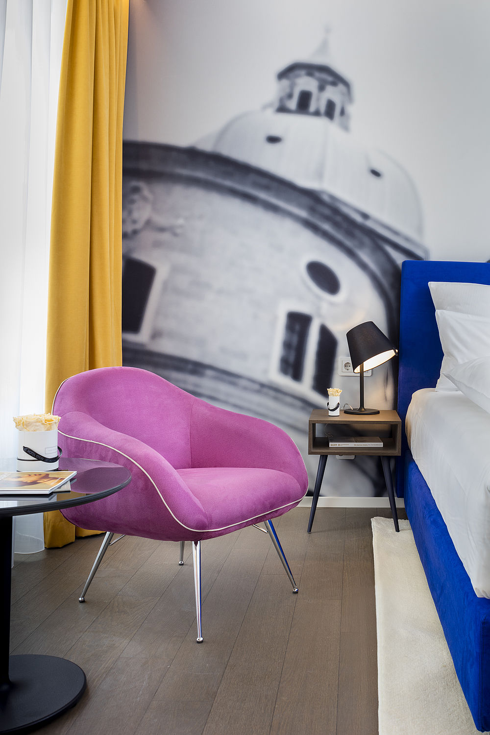Ein Standard Doppelzimmer des Designhotels mit starken Farbakzenten und schwarz-weißer Tapete
