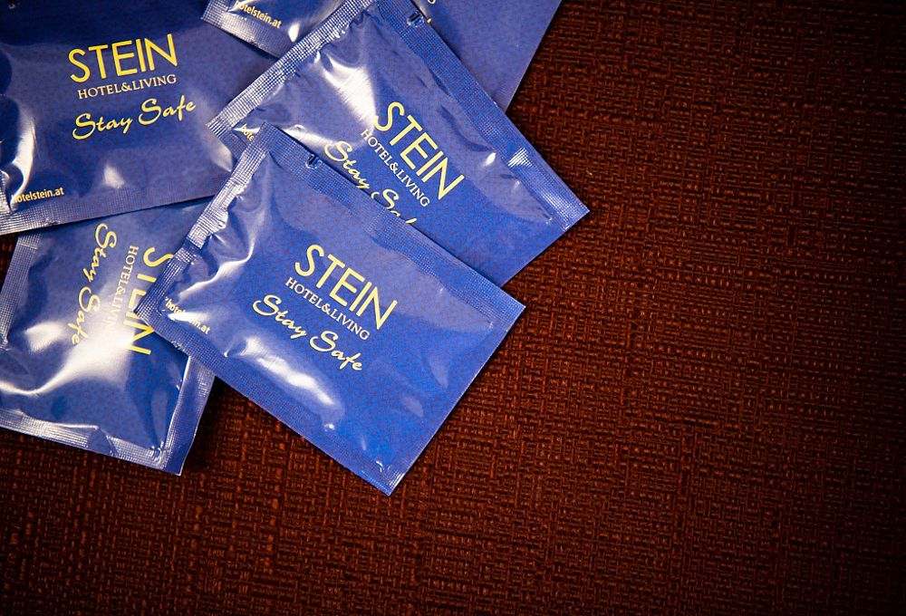 Blauverpackte Desinfektionstücher für die Gäste des Hotel Stein