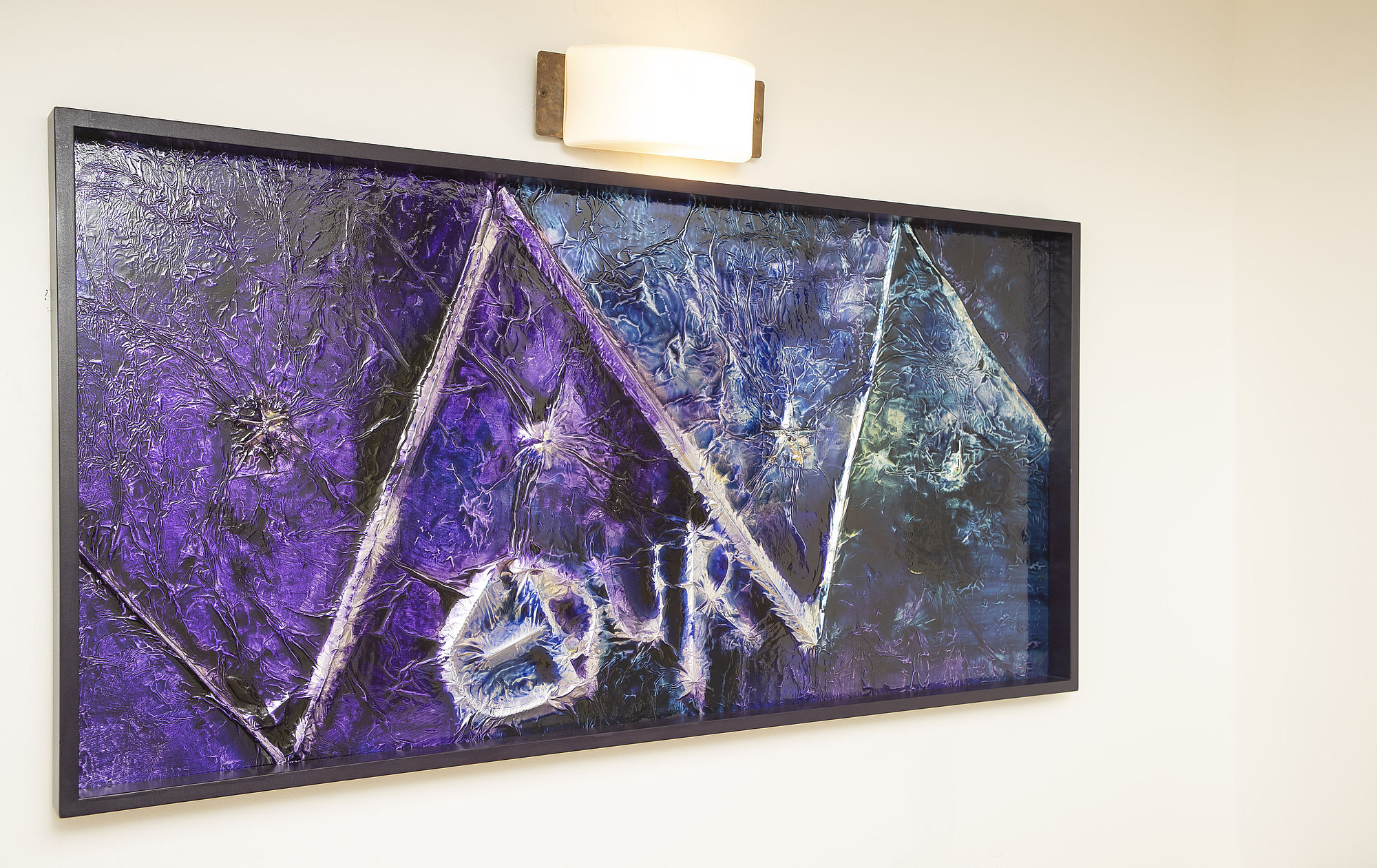 Blau-violette Collagen aus Aluminium, Metalldrähten und Acrylfarben des Künstlers Rinaldo Invernizzi